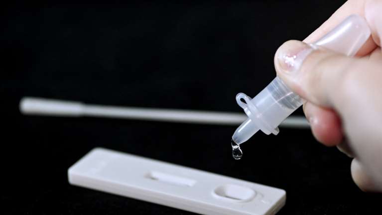 Self test: Eπεκτείνονται από την Δευτέρα στο σύνολο των εργαζομένων του Δημοσίου - Τι ισχύει την πρώτη εβδομάδα