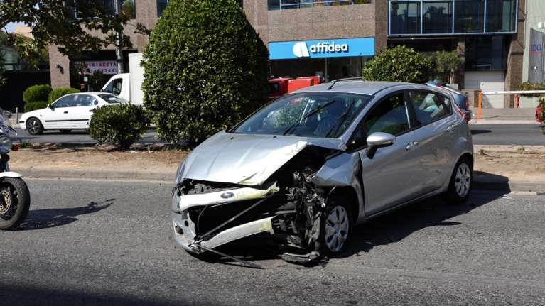 Τροχαίο στη Μεσογείων: Λεωοφορείο συγκρούστηκε με ΙΧ - Καθυστερήσεις στην κυκλοφορία των οχημάτων [βίντεο - εικόνες]