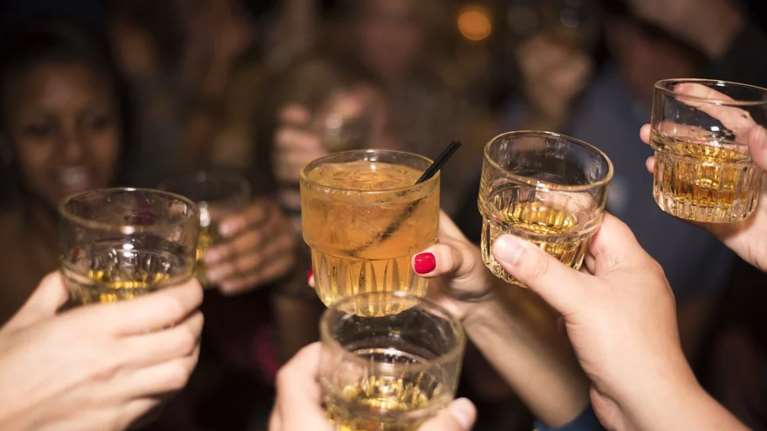 Κορονοϊός - Βρετανία: Θετικοί 20 μαθητές που επέστρεψαν από Ζάκυνθο - Πήγαιναν σε ξέφρενα πάρτι και περηφανεύονταν