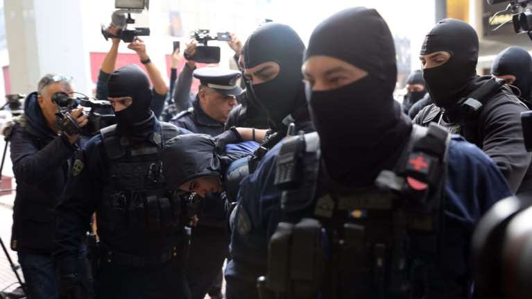 Επεισόδια στου Ρέντη: Εριξε φωτοβολίδα και ο αδελφός του 18χρονου, βρέθηκε πυρίτιδα στα χέρια του μάνατζερ τράπερ