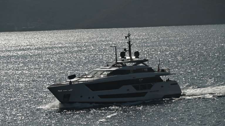 Χαλκιδική: Σκάφος με εννέα Ρουμάνους τουρίστες έπεσε σε βράχια – Τους απεγκλώβισε ναυαγοσώστης