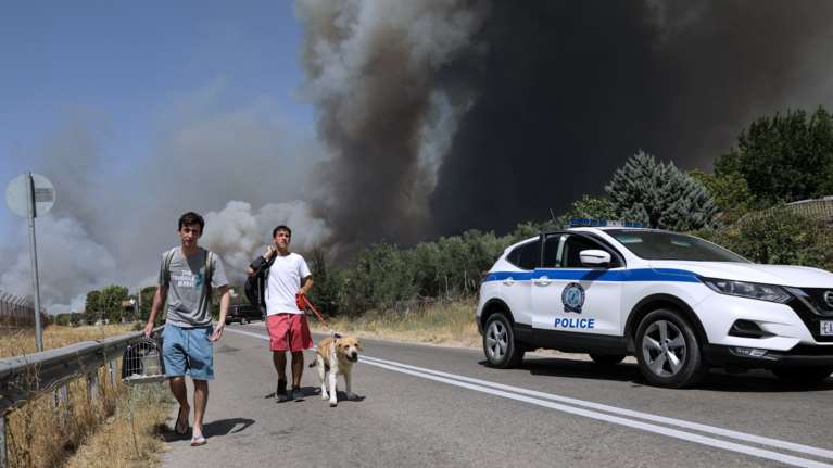 Ανεξέλεγκτη η φωτιά στη Βαρυμπόμπη - Μήνυμα 112 στους κατοίκους για εκκένωση