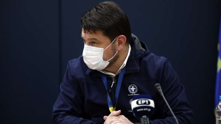 Νίκος Χαρδαλιάς: Καταπονημένος και με βραχνή φωνή στην ενημέρωση για τον κορονοϊό [Βίντεο]