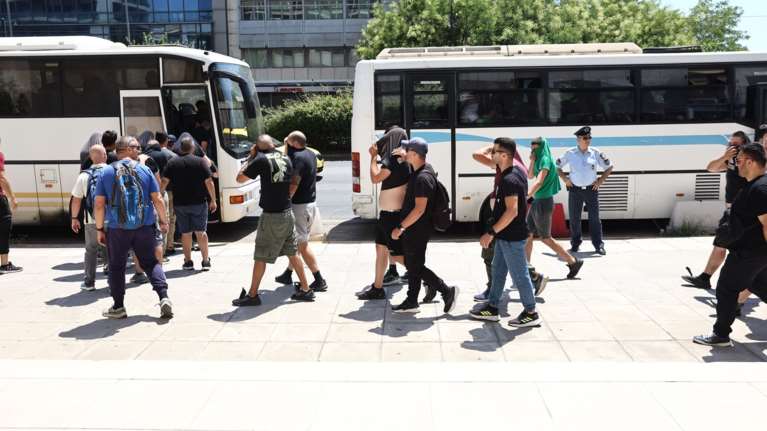 &quot;Δυτικοί εναντίον Γκύζη&quot;: Ποιοι κρύβονται πίσω από την άγρια συμπλοκή χούλιγκαν στην Αλεξάνδρας