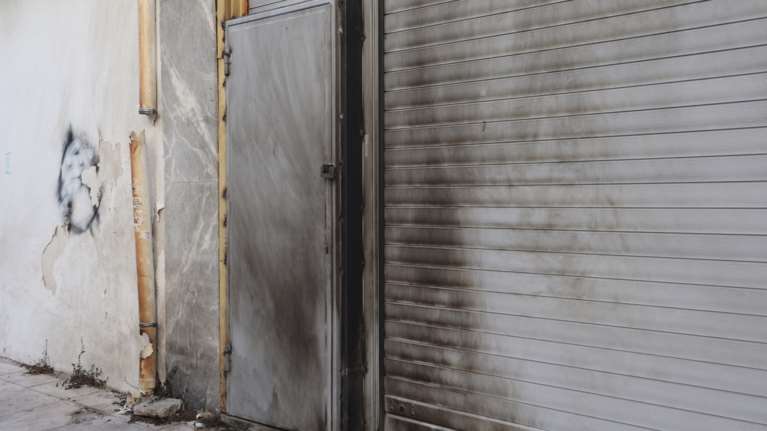 Κολωνός: Επίθεση με γκαζάκια σε είσοδο πολυκατοικίας