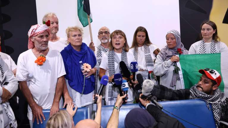 Γκρέτα Τούνμπεργκ από το &quot;Ελ. Βενιζέλος&quot;: &quot;Διαπράττεται γενοκτονία στη Γάζα μπροστά στα μάτια μας&quot; [βίντεο]