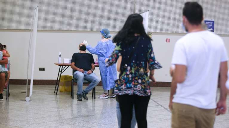 Rapid tests: Τι αλλάζει στις δηλώσεις που πρέπει να υποβάλλουν επιχειρήσεις και εργοδότες