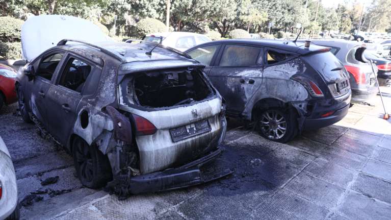 Πάτρα - Απίστευτο: 16χρονος έκαιγε αυτοκίνητα με τις κάλτσες του - &quot;Μου αρέσει να βλέπω φωτιά&quot;