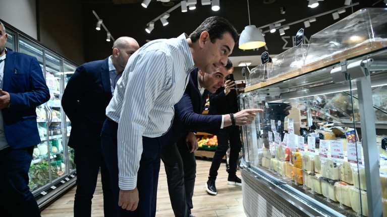 Σκρέκας για γιορτινό τραπέζι: Αρνί, γαλοπούλα, φέτα και γάλα έχουν τιμές χαμηλότερες από πέρυσι