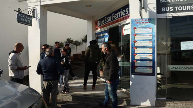 Σεισμοί στη Σαντορίνη: &quot;Πρωτόγνωρο φαινόμενο, υπάρχει πιθανότητα για δόνηση πάνω από 6 Ρίχτερ&quot;, προειδοποιεί ο Παπαζάχος