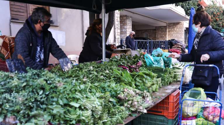 Ανατροπή: Ανοιχτές οι λαϊκές το Σάββατο μετά τις ουρές στα σούπερ μάρκετ - Τι δήλωσε η Πελώνη