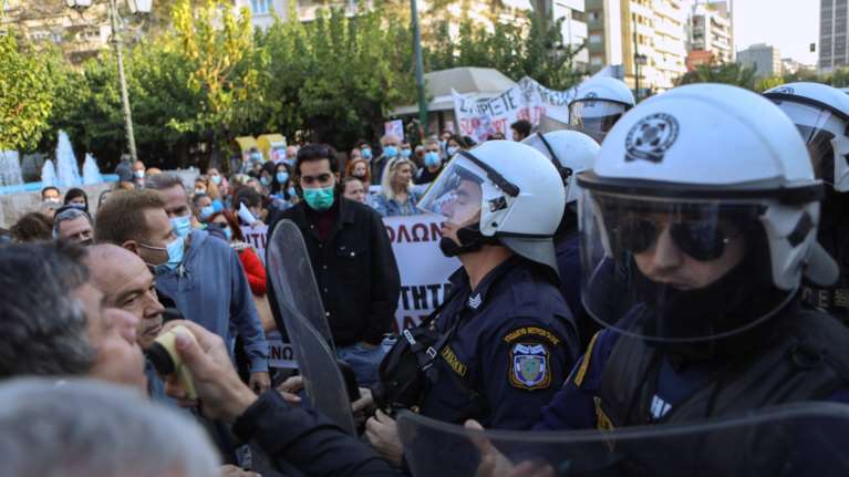 Ένταση στην πορεία της ΠΟΕΔΗΝ στο κέντρο της Αθήνας [εικόνες]