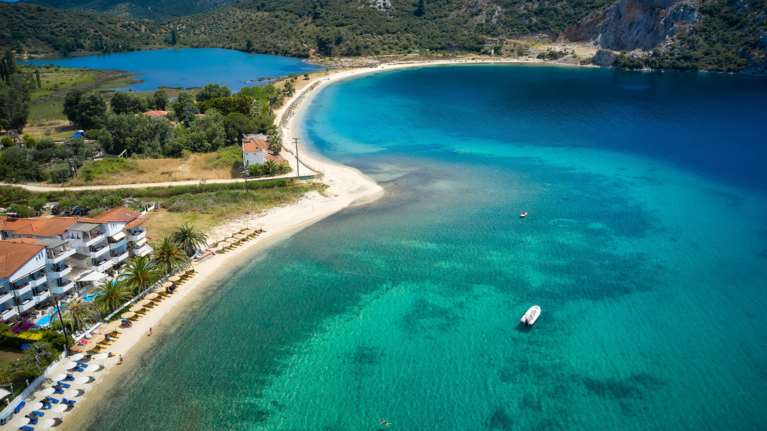 Απίστευτο: Beach bar στη Χαλκιδική επιβάλλει dress code στους πελάτες -  &quot;Λινό πουκάμισο, ωραίο φορεματάκι, όχι σαγιονάρα&quot;