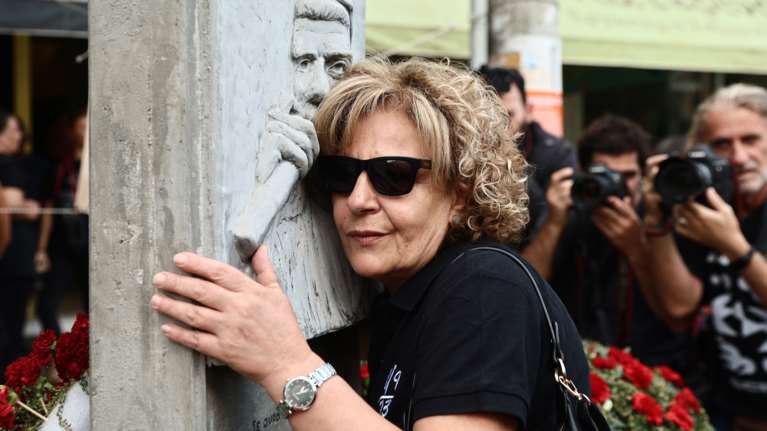 Παύλος Φύσσας: Συγκίνησε η μητέρα του, Μάγδα - "Μακάρι να ήμουν εγώ εκεί και να έτρωγα το μαχαίρι"