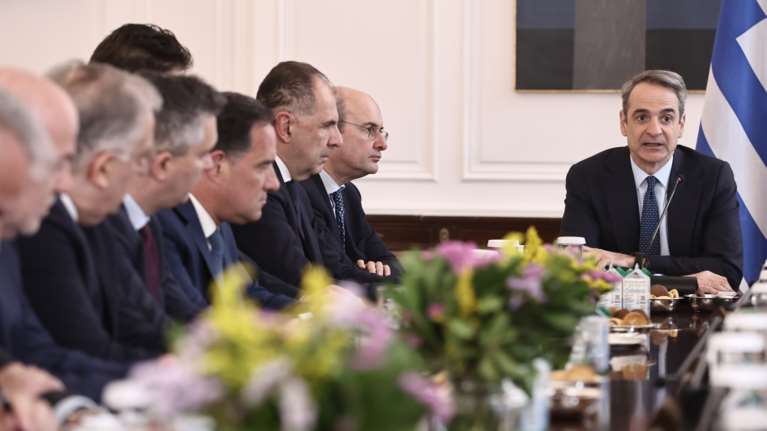 Τρικυμία στην κυβέρνηση για τις αυξήσεις στους ένστολους: Δυσαρέσκεια στο Μαξίμου για τις γκρίνιες υπουργών και βουλευτών