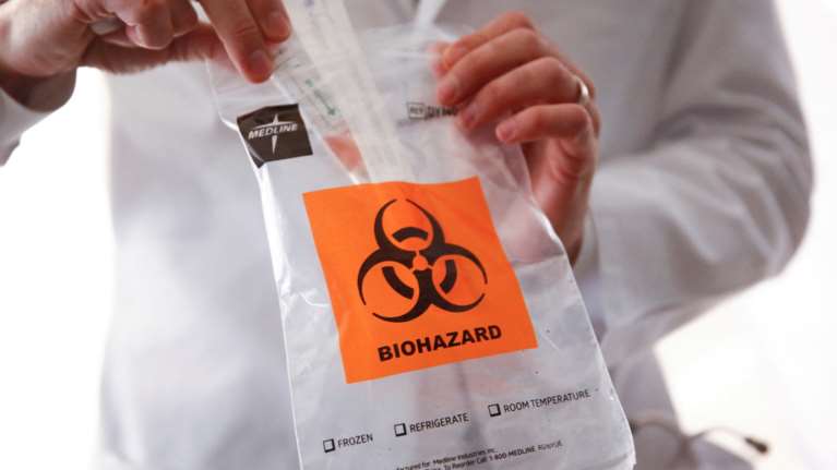 New York Times: Καμπανάκι για τον ιό του αναπνευστικού RSV - Τι είναι ο συγκυτιακός ιός που στέλνει βρέφη στα νοσοκομεία