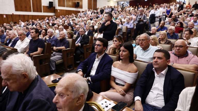 Με τα παιδιά τους στο Πολεμικό Μουσείο: Τα δίδυμα του Καραμανλή και ο γιος του Σαμαρά [εικόνες]