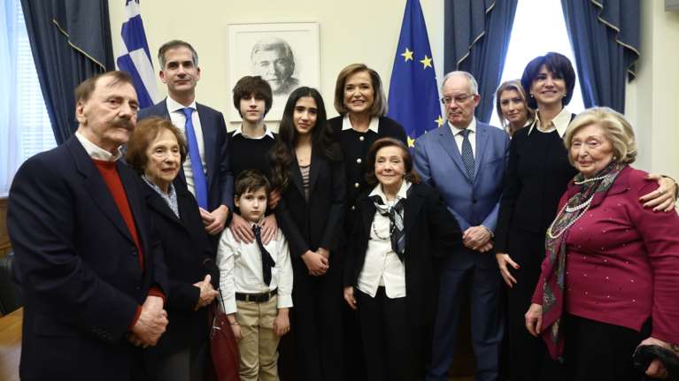 Παύλος Μπακογιάννης: Το όνομά του δόθηκε σε αίθουσα του Κοινοβουλίου - Σύσσωμη η οικογένειά του στην τελετή [εικόνες - βίντεο]