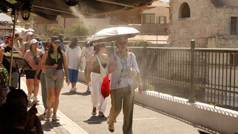 Καύσωνας non stop: 43 βαθμούς ως το Σάββατο, &quot;πιθανή&quot; η λήξη του την Κυριακή - Το νέο δελτίο της ΕΜΥ