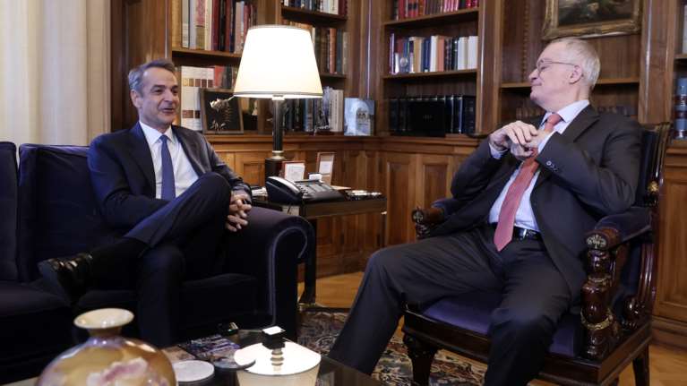 Μητσοτάκης σε Τασούλα: &quot;Μειώνουμε φόρους, αυξάνουμε καθαρούς μισθούς με έμφαση στις οικογένειες&quot;