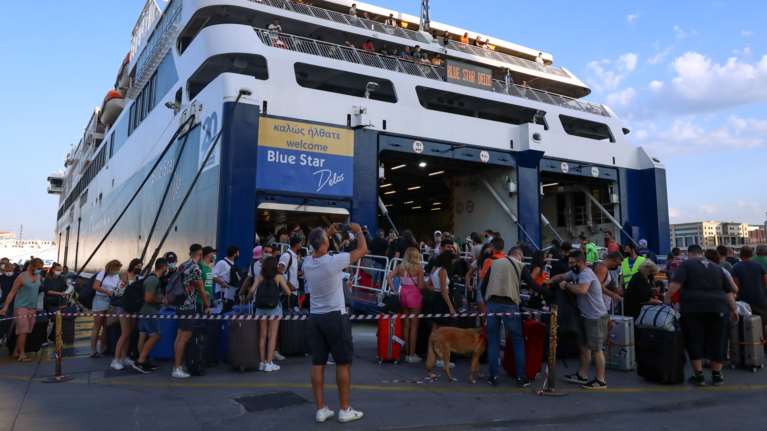Τα πλοία της φυγής: Η πρώτη έξοδος για διακοπές - Αυξημένη η κίνηση στο λιμάνι του Πειραιά [εικόνες]