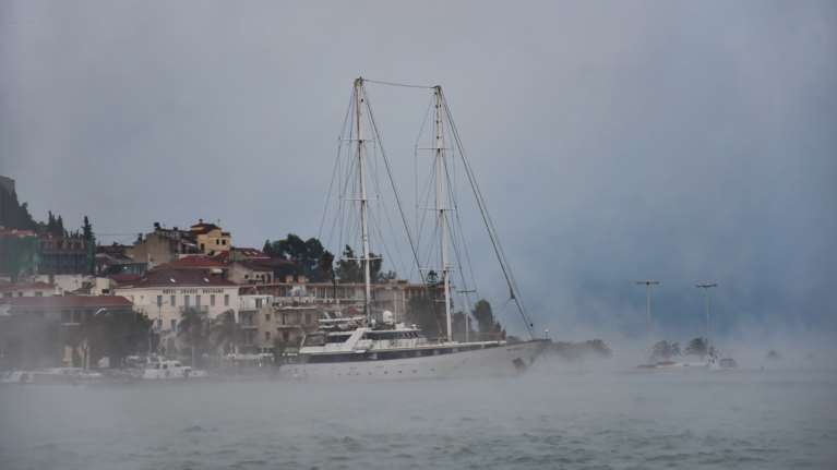 &quot;Εβρασε&quot; η θάλασσα στο Ναύπλιο - Τι είναι το φαινόμενο sea smoke [εντυπωσιακές εικόνες]