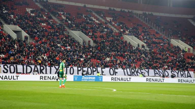 &quot;Αλληλεγγύη&quot; από τη Θύρα 7 στους ανθρώπους Τουρκίας και Συρίας και σκληρό &quot;μήνυμα&quot; σε Ερντογάν