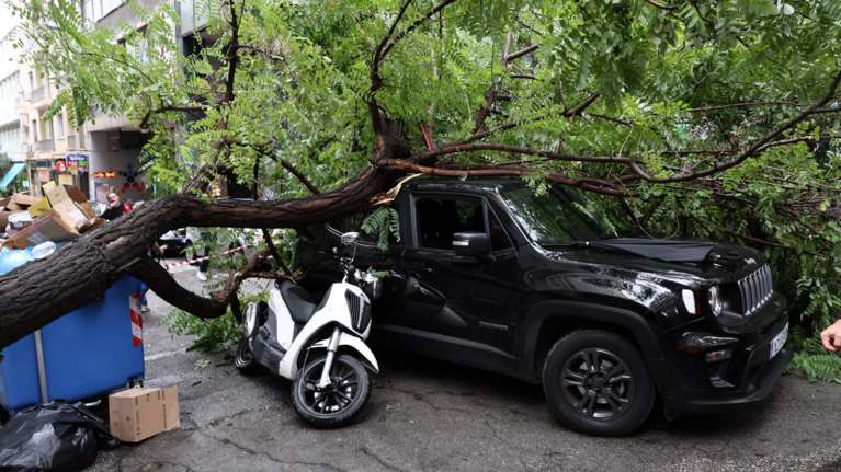 Κακοκαιρία: Πτώση δέντρου στο κέντρο της Αθήνας - Ένας τραυματίας [εικόνες - βίντεο]