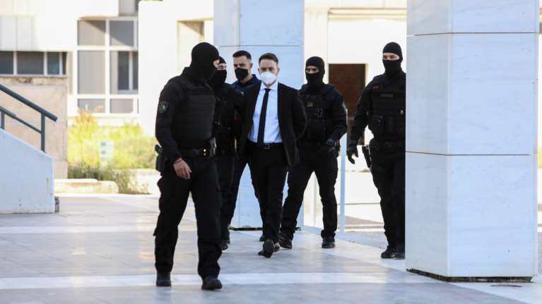 Μπάμπης Αναγνωστόπουλος: Οργή στο Twitter μετά την απολογία του -  &quot;Αλήτη, τέρας, σταμάτα το θέατρο&quot;