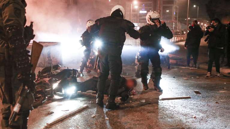 Νέα Σμύρνη: Τέσσερις συλλήψεις για την δολοφονική επίθεση στον αστυνομικό - Χούλιγκαν και αντιεξουσιαστές