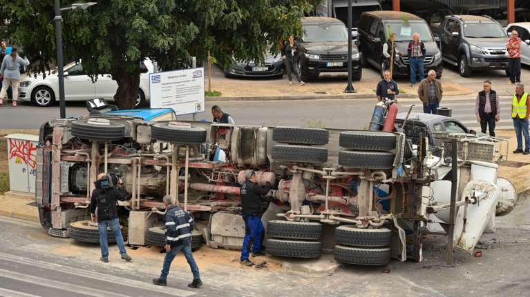 Απίστευτο τροχαίο στο Χαϊδάρι με ανατροπή μπετονιέρας [εικόνες- βίντεο]