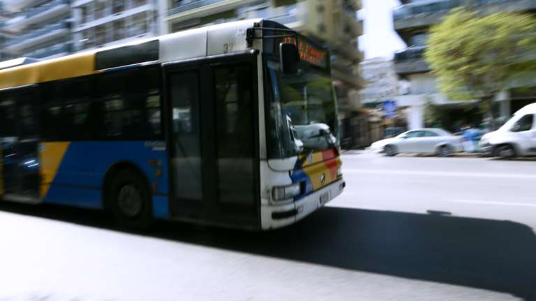 Χαλάνδρι: Τους έκανε παρατήρηση στο λεωφορείο για τη φασαρία και εκείνοι τη χτύπησαν και τη λήστεψαν