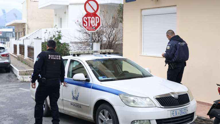 Πετρούπολη: Χειροπέδες στον 39χρονο που χτύπησε με γροθιές και κλοτσιές την 46χρονη, επειδή δεν έκανε όπισθεν με το ΙΧ της