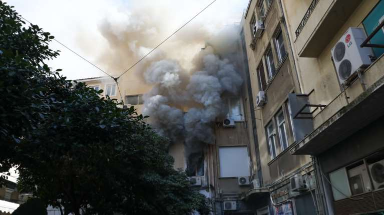 Φωτιά σε κτίριο στο κέντρο της Αθήνας: Διακοπή κυκλοφορίας στην Αγίου Κωνσταντίνου