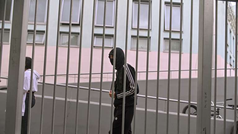 Θεσσαλονίκη: Εξωσχολικοί μπούκαραν σε ΕΠΑΛ και τραυμάτισαν καθηγήτρια την ώρα του μαθήματος