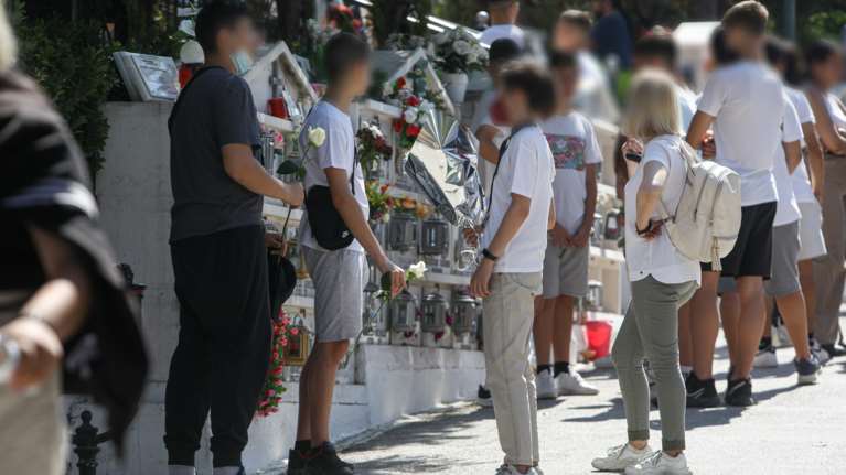 Αυτοκτονία 14χρονου: Δεν πήγαν στην κηδεία οι καθηγητές και ο διευθυντής - &quot;Εβλεπαν το bullying και δεν έκαναν τίποτα&quot;
