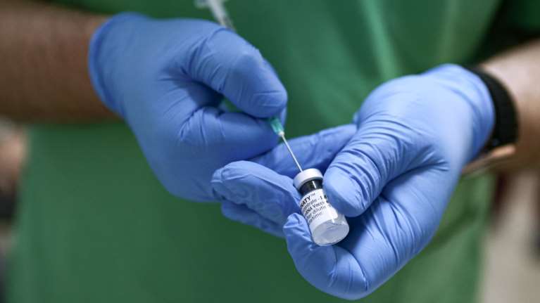 Οι έξι ύποπτες θρομβώσεις στην Ελλάδα μετά από εμβολιασμό με AstraZeneca και Johnson &amp; Johnson