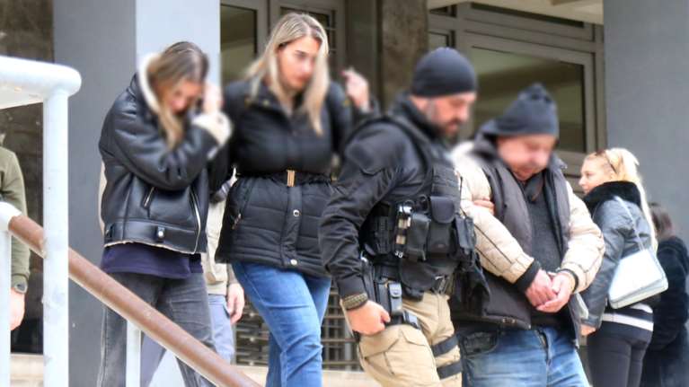 Θεσσαλονίκη: Ασκήθηκε δίωξη για κακούργημα σε πατέρα και κόρη για τους πλαστούς πίνακες [εικόνες]