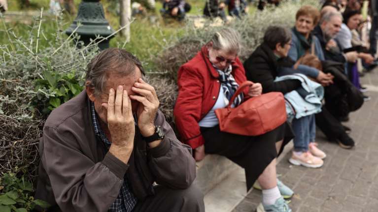 Να καταβληθούν πριν το Πάσχα οι συντάξεις ζητούν ΠΑΣΟΚ, ΣΥΡΙΖΑ και ΚΚΕ: &quot;Να μπορέσουν να κάνουν Πάσχα οι συνταξιούχοι&quot;
