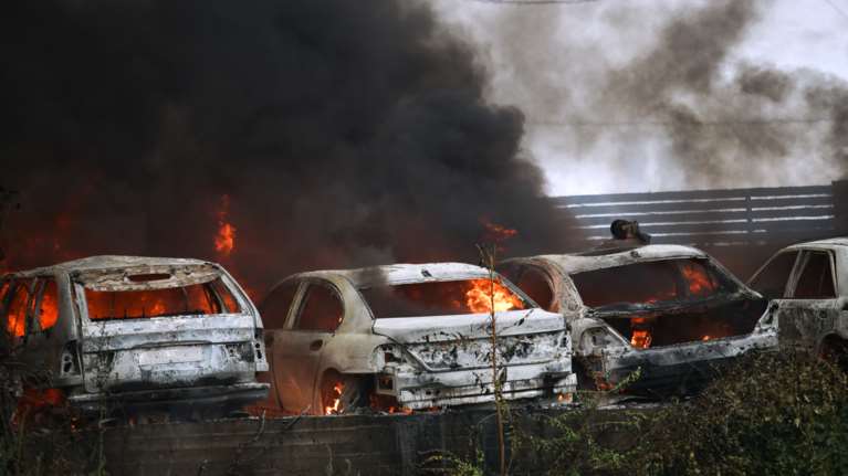 Φωτιά στην Αττική: Εκρήξεις σε μάντρα αυτοκινήτων στις Αφίδνες [βίντεο]