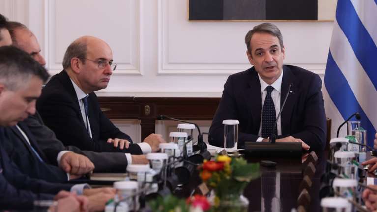 Σκληρή στάση στο μεταναστευτικό και αύξηση κατώτατου μισθού: Τα δύο όπλα Μητσοτάκη για να "ξεφύγει" από τα Τέμπη