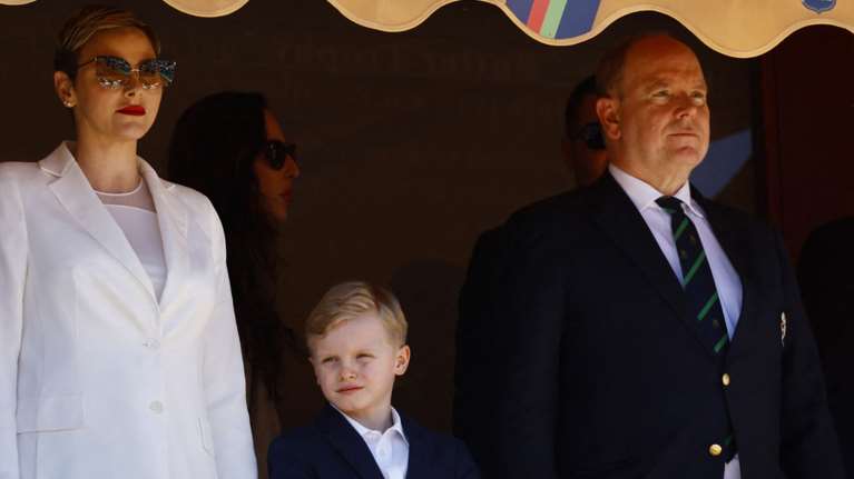 Πάντα στη σκιά της: Ο γοητευτικός αδελφός της πριγκίπισσας Σαρλίν είναι ο σωματοφύλακάς της