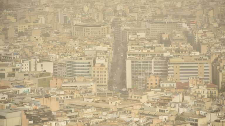 Αποπνικτική η ατμόσφαιρα στο λεκανοπέδιο της Αττικής - Επέστρεψε η αφρικανική σκόνη [βίντεο]