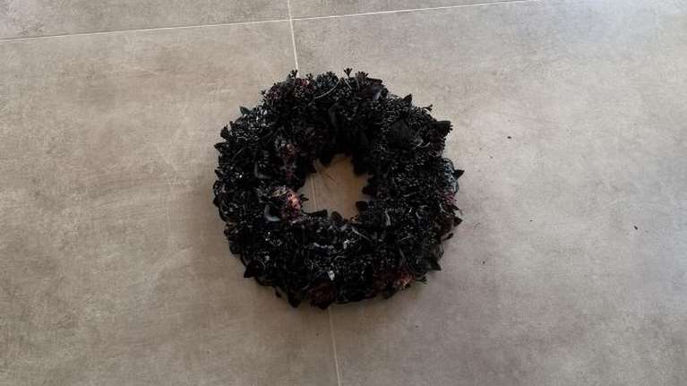 Απίστευτο σκηνικό στη Ρόδο: &quot;Γάζωσαν&quot; με 14 σφαίρες σπίτι επιχειρηματία και άφησαν μαύρο στεφάνι στην είσοδο