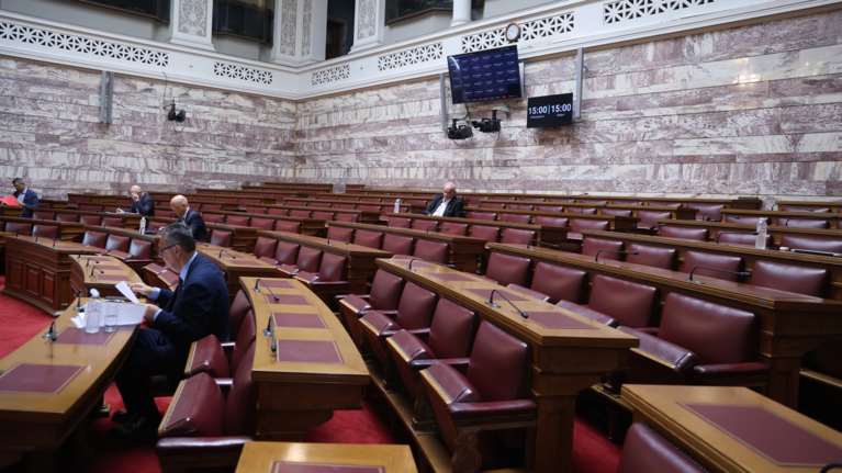 Ομαδικά &quot;πυρά&quot; από την αντιπολίτευση στην κυβέρνηση για το σκάνδαλο του ΟΠΕΚΕΠΕ