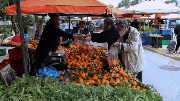 Κρήτη - Πανικός σε λαϊκή αγορά: Οδηγός τζιπ έπεσε πάνω στον κόσμο - Μία τραυματίας