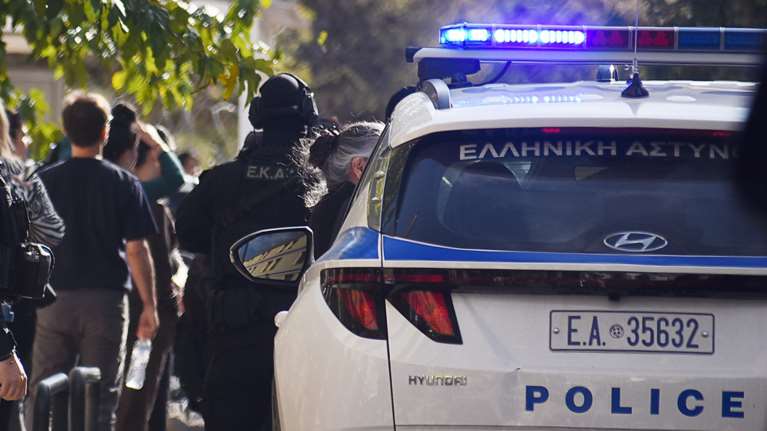 Θεσσαλονίκη: Σύλληψη δύο ανδρών για ενδοοικογενειακή βία – Ο ένας είχε "οπλοστάσιο" στο σπίτι του