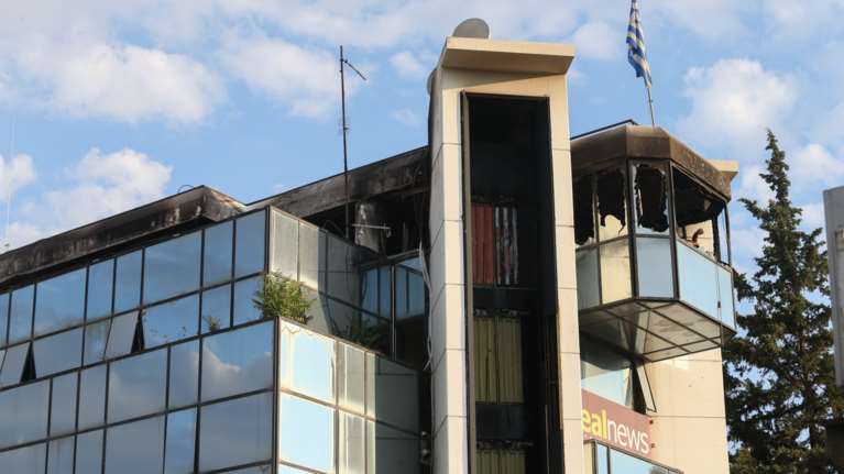 Μητσοτάκης &amp; Τσίπρας τηλεφώνησαν στον Χατζηνικολάου μετά τον εμπρησμό στη Real: &quot;Κάθε απόπειρα τρομοκράτησης πέφτει στο κενό&quot;