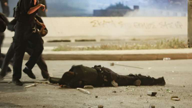 Νέα Σμύρνη: &quot;Νόμιζα ότι δεν θα με βρει κανείς&quot; - Συγκλονίζει ο αστυνομικός που δέχθηκε άγρια επίθεση [Βίντεο]