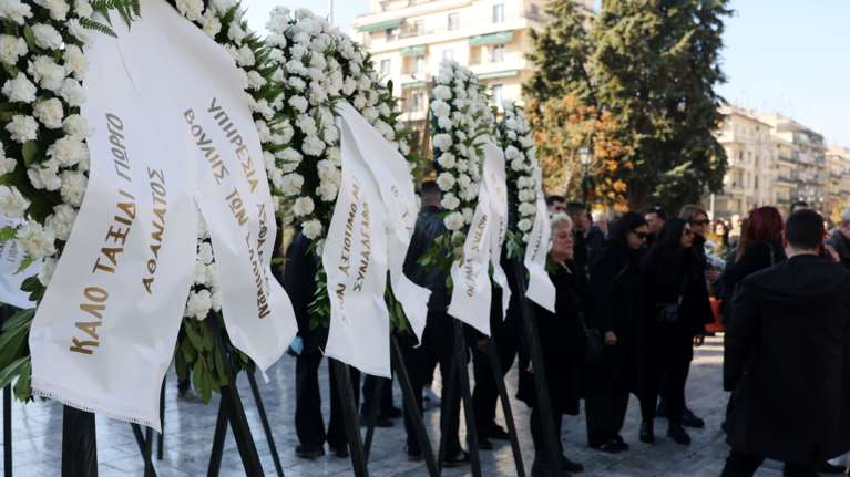 Θεσσαλονίκη: Τελευταίο αντίο στον αστυνομικό που σκοτώθηκε από ναυτική φωτοβολίδα - Συντετριμμένη η οικογένειά του [εικόνες]